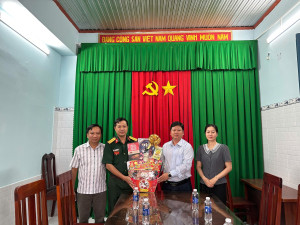 Thượng tá Lê Quang Chung – Phó Chỉ huy trưởng Trường Trung cấp Kỹ thuật Tăng thiết giáp đã đến thăm, chúc Tết Đảng ủy, HĐND, UBND, UBMTTQ Việt Nam xã An Viễn