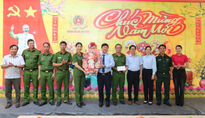 Đoàn lãnh đạo xã An Viễn thăm động viên chúc Tết cán bộ chiến sĩ Công an xã