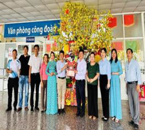 Đoàn lãnh đạo Đảng ủy- HĐND- UBND-UB.MTTQ xã thăm chúc tết Doanh nghiệp