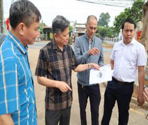 Kiểm tra các địa điểm niêm yết danh sách cử tri trên địa bàn xã An Viễn.