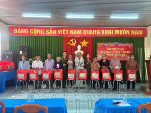 Công an xã An Viễn trao quà chương trình “Tết yêu thương”