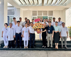 Lãnh đạo xã An Viễn chúc mừng Ngày thầy thuốc Việt Nam