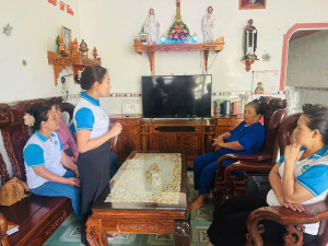Hội Liên hiệp Phụ nữ xã An Viễn đã đến thăm hỏi, động viên và trao gần 14 triệu đồng do cán bộ, hội viên phụ nữ vận động đến gia đình em Đỗ Lê Ngọc Hân