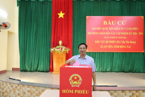 Lá phiếu đầu tiên được bỏ tại Khu vực bỏ phiếu số 05, xã An Viễn