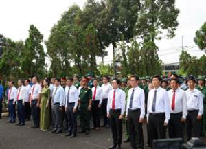 Xã An Viễn viếng nghĩa trang liệt sĩ