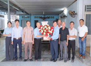 Đảng ủy- HĐND- UBND- Ủy ban MTTQ Việt Nam xã An Viễn  chúc mừng các cơ sở tôn giáo nhân dịp Lễ Phục sinh