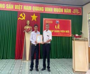Chi bộ ấp Tân Thịnh kết nạp đảng viên mới