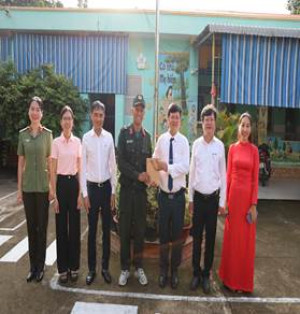 Lãnh đạo xã An Viễn thăm các chiến sĩ Cảnh sát cơ động làm công tác dân vận