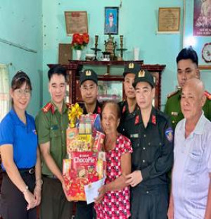Chi đoàn Công an xã An Viễn thăm gia đình thờ cúng liệt sĩ CAND