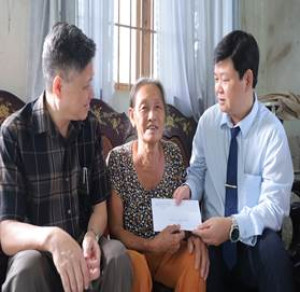 Lãnh đạo xã An Viễn thăm, tặng quà người có công với cách mạng và gia đình chính sách