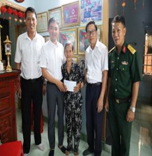 Thăm, tặng quà gia đình chính sách kỷ niệm 79 năm Ngày Thương binh Liệt sĩ