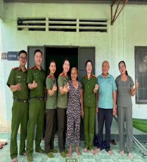 Công an xã An Viễn tổ chức bữa cơm tri ân gia đình liệt sỹ Công an nhân dân