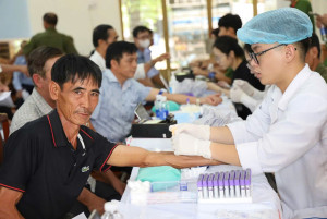 Xã An Viễn tổ chức đưa thân nhân liệt sĩ đi thu nhận mẫu sinh phẩm ADN
