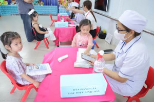 Trạm Y tế xã An Viễn tổ chức khám sức khỏe định kỳ cho trẻ dưới 6 tuổi tại Trường Mầm non Ánh Dương