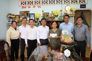 An Viễn thăm, tặng quà gia đình người có công với cách mạng