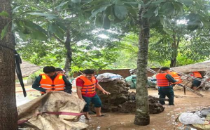 Kịp thời hỗ trợ người dân vùng ngập do mưa lớn