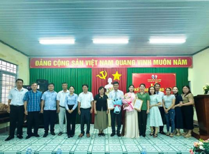 Chi bộ ấp Phát Đạt kết nạp 2 đảng viên mới
