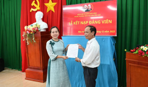 Chi bộ Trường Tiểu học Nguyễn Huệ tổ chức lễ kết nạp Đảng...