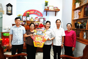 Lãnh đạo phường phường Bảo Vinh Thăm, tặng quà đối với người có công với cách mạng