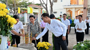 Phường Bảo Vinh viếng Di tích lịch sử và Bia tưởng niệm các Anh hùng Liệt sĩ