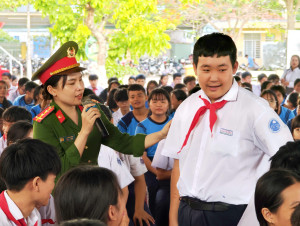 Công an phường Bảo Vinh tuyên truyền pháp luật cho học sinh Trường THCS Ngô Quyền