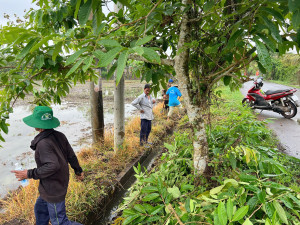KHU PHỐ LÁC CHIẾU RA QUÂN NẠO VÉT KÊNH MƯƠNG, KHƠI THÔNG DÒNG CHẢY MÙA MƯA