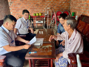 CÔNG CHỨC TRUNG TÂM PHỤC VỤ HÀNH CHÍNH CÔNG PHƯỜNG BẢO VINH ĐẾN TẬN NHÀ HỖ TRỢ NGƯỜI DÂN NỘP HỒ SƠ TRỰC TUYẾN