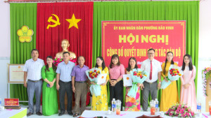 Phường Bảo Vinh công bố các quyết định bổ nhiệm lại, kéo dài thời gian giữ chức vụ đối với cán bộ quản lý các trường học