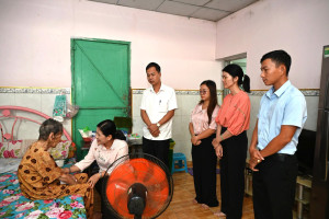 LÃNH ĐẠO PHƯỜNG BẢO VINH THĂM, TẶNG QUÀ GIA ĐÌNH CHÍNH SÁCH NHÂN KỶ NIỆM 79 NĂM NGÀY THƯƠNG BINH - LIỆT SĨ