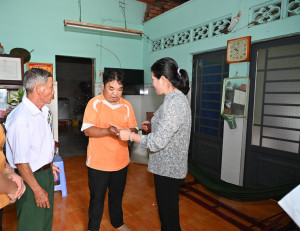 BÍ THƯ ĐẢNG ỦY PHƯỜNG BẢO VINH THĂM, TẶNG QUÀ NẠN NHÂN CHẤT ĐỘC DA CAM NHÂN KỶ NIỆM 65 NĂM NGÀY VÌ NẠN NHÂN CHẤT ĐỘC DA CAM VIỆT NAM