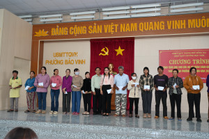 Phường Bảo Vinh Trao tặng quà cho các hộ khó khăn từ mô hình “Tôn giáo đồng hành với công tác An sinh xã hội”