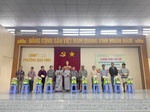 MTTQ PHƯỜNG BẢO VINH TRAO TẶNG QUÀ CHO NGƯỜI DÂN CÓ HOÀN...