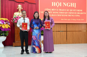 PHƯỜNG BẢO VINH CÔNG BỐ VÀ TRAO CÁC QUYẾT ĐỊNH VỀ TỔ CHỨC ĐẢNG THEO QUY ĐỊNH 208-QĐ/TW CỦA BAN CHẤP HÀNH TRUNG ƯƠNG