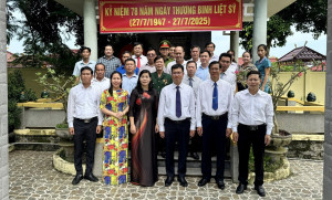 Dâng hoa và thắp nhang tại căn cứ kháng chiến Tỉnh ủy Biên Hòa U1