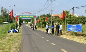 Ra quân tổng vệ sinh môi trường chào mừng Đại hội đại biểu Đảng bộ xã Bàu Hàm lần thứ I, nhiệm kỳ 2025-2030