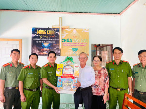 CÔNG AN XÃ BÀU HÀM THĂM CHÚC MỪNG CHỨC SẮC, CHỨC VIỆC, GIÁO DÂN DỊP LỄ GIÁNG SINH 2025