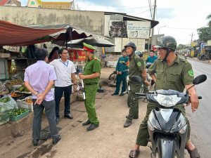 XÃ BÀU HÀM QUYẾT LIỆT RA QUÂN GIẢI TỎA LẤN CHIẾM LÒNG, LỀ ĐƯỜNG, ĐẢM BẢO TRẬT TỰ AN TOÀN GIAO THÔNG