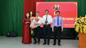 ĐẢNG ỦY XÃ BÀU HÀM TRANG TRỌNG TỔ CHỨC LỄ TRAO TẶNG HUY HIỆU 40 NĂM TUỔI ĐẢNG ĐỢT 19/5