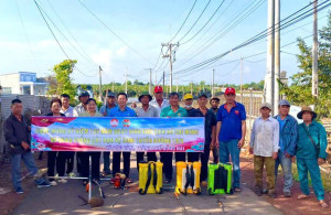 HỘI NÔNG DÂN XÃ BÀU HÀM RA QUÂN TRỒNG CÂY VÀ VỆ SINH MÔI TRƯỜNG CHÀO MỪNG KỶ NIỆM 136 NĂM NGÀY SINH CHỦ TỊCH HỒ CHÍ MINH