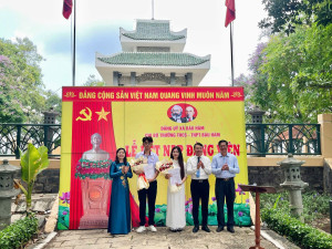 CHI BỘ TRƯỜNG THCS - THPT BÀU HÀM TỔ CHỨC LỄ KẾT NẠP ĐẢNG VIÊN MỚI CHO 02 HỌC SINH ƯU TÚ TẠI KHU DI TÍCH LỊCH SỬ U1