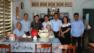 LÃNH ĐẠO XÃ BÀU HÀM TỔ CHỨC THĂM HỎI, CHÚC THỌ VÀ TẶNG QUÀ NGƯỜI CAO TUỔI TRÊN ĐỊA BÀN XÃ