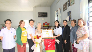 LÃNH ĐẠO XÃ BÀU HÀM TỔ CHỨC CÁC ĐOÀN THĂM HỎI, CHÚC THỌ NGƯỜI CAO TUỔI TRÒN 90 VÀ 100 TUỔI