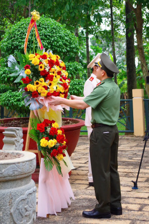 ĐẠI TÁ NGUYỄN CHÍ TOÀN - PHÓ GIÁM ĐỐC CÔNG AN TỈNH DỰ LỄ DÂNG HƯƠNG TẠI CĂN CỨ TỈNH ỦY BIÊN HÒA U1 VÀ LÀM VIỆC VỚI CÔNG AN XÃ BÀU HÀM