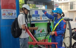 Giá xăng tăng, giá dầu giữ nguyên