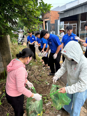 Tổ chức ra quân vệ sinh môi trường, diệt lăng quăng và tuyên truyền phòng, chống sốt xuất huyết