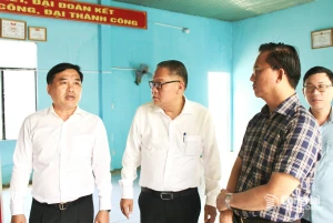 Đồng chí Nguyễn Kim Long, Ủy viên Ban Thường vụ Tỉnh ủy, Phó Chủ tịch Thường trực UBND tỉnh và đồng chí Hồ Văn Nam, Ủy viên Ban Thường vụ Tỉnh ủy, Bí thư Đảng ủy, Chủ tịch HĐND phường Trấn Biên kiểm tra công tác chuẩn bị bầu cử tại phường Biên Hòa