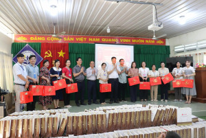 Biên Hòa: Lãnh đạo địa phương phối hợp Công ty Cổ phần Gốm Việt Thành trao 271 phần quà Tết cho học sinh khuyết tật trên địa bàn phường Biên Hoà