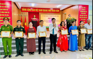 Đồng chí Viên Hồng Tiến - Tỉnh uỷ viên, Bí thư Đảng uỷ, Chủ tịch HĐND phường Biên Hoà trao giấy khen cho các tập thể và cá nhân có thành tích xuất sắc trong công tác bầu cử