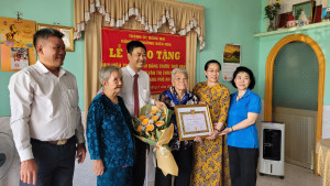 ĐẢNG ỦY PHƯỜNG BIÊN HÒA TRAO TẶNG HUY HIỆU 70 NĂM, 65 NĂM VÀ 45 NĂM TUỔI ĐẢNG TRƯỚC HẠN CHO CÁC ĐẢNG VIÊN CAO TUỔI ĐẢNG