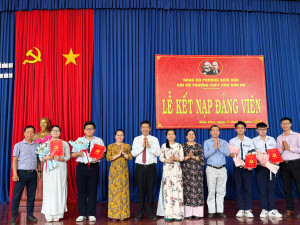 Chi bộ Trường THPT Chu Văn An thuộc Đảng bộ phường Biên Hòa kết nạp Đảng cho 4 quần chúng ưu tú là học sinh